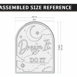 Pu&ograve; includere: Un'insegna da parete ad arco con il testo "Dream It. DO IT", una luna crescente, stelle, nuvole e un aeroplanino di carta. L'insegna misura 228 mm di larghezza per 301 mm di altezza, come indicato dalle linee di quota e dalle etichette.