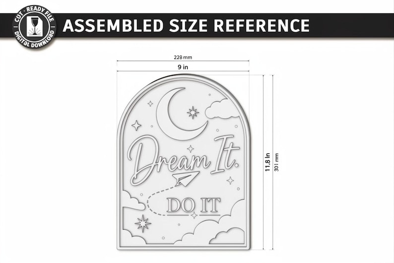 Pu&ograve; includere: Un'insegna da parete ad arco con il testo "Dream It. DO IT", una luna crescente, stelle, nuvole e un aeroplanino di carta. L'insegna misura 228 mm di larghezza per 301 mm di altezza, come indicato dalle linee di quota e dalle etichette.