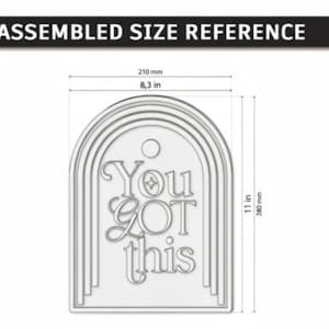 Pu&ograve; includere: Un cartello a forma di arco con il testo "You GOT this" e una piccola icona a stella. Il design presenta contorni ad arco stratificati. Le dimensioni sono 210 mm di larghezza per 280 mm di altezza. L'immagine include "CUT READY FILE" e "DIGITAL DOWNLOAD".