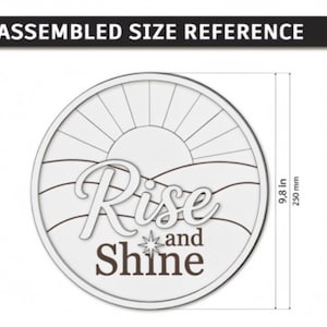 Pu&ograve; includere: Un design circolare per decorazione murale che raffigura un sole che sorge su colline con il testo Rise and Shine. Il grafico include un indicatore di misura che mostra un'altezza di 250 mm. Il design &egrave; un file digitale pronto al taglio.