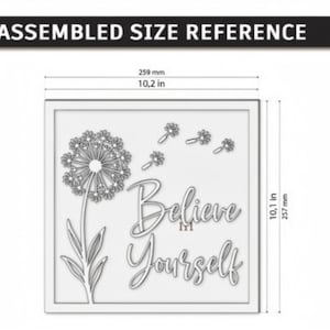Pu&ograve; includere: Un design quadrato per arte da parete raffigurante un dente di leone con semi fluttuanti e il testo "Believe in Yourself". Il design misura 259 mm in larghezza e 257 mm in altezza. Il grafico &egrave; presentato in uno stile di disegno a linee in bianco e nero.