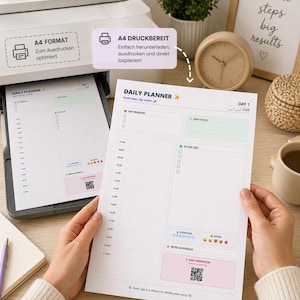 Könnte beinhalten: Ein gedrucktes A4-Tagesplanerblatt mit rosa und grünem Design, gehalten von Händen. Der Planer enthält Abschnitte für Top-Prioritäten, Tagesfokus, To-Do-Liste, Flüssigkeitszufuhr, Stimmung, Notizen und tägliche Inspiration. Der Text lautet "Daily Planner" und "Small steps, big results."