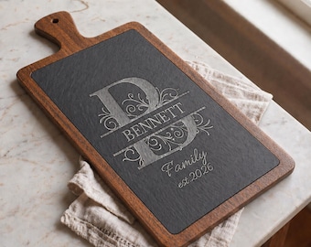 Tabla de cortar personalizada con pizarra, tabla de embutidos con nombre familiar personalizado, regalo de inauguración de casa, tabla de quesos grabada con nombre