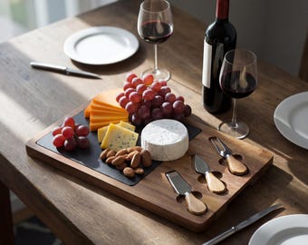Personalisiertes Schneidebrett Geschenk, individuell graviertes Käsebrett, Hochzeitsgeschenk für Paare, Einweihungsgeschenk, Charcuterie Board Set
