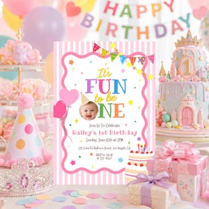 Könnte beinhalten: Eine rechteckige Geburtstagseinladungskarte mit rosa-weiß gestreiftem Rand, die den Text It's FUN to be ONE, ein Foto eines Babys sowie die Veranstaltungsdetails für Raileys 1. Geburtstag am Sonntag, den 15. Juni um 14 Uhr enthält.