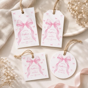 Op de afbeelding: Vier witte cadeaulabels met roze strik illustraties en touw. De labels bevatten de tekst "Thank You Sophia's 7th Birthday" met de datum en tijd. De labels hebben verschillende vormen: rechthoekig, vierkant en cirkelvormig.