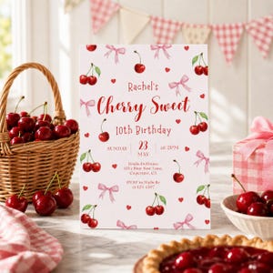 Pode incluir: Um convite de aniversário com tema de cereja. O convite apresenta o texto "Cherry Sweet 10th Birthday" com ilustrações de cerejas e laços. Uma cesta de cerejas e uma torta de cereja também são visíveis.