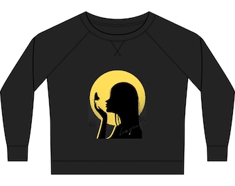 Sudadera de cuello redondo con silueta de mujer y mariposa