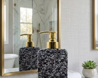 Jabón de baño de cristal gris carbón con bomba dorada, dispensador de piedras preciosas trituradas, decoración de tocador moderna industrial, botella de jabón de manos negra de lujo.