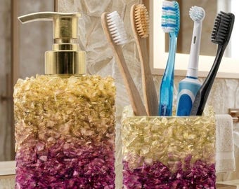 Juego de accesorios de baño de cristal rosa y amarillo / Dispensador de jabón y vaso para cepillo de dientes con piedras preciosas trituradas / Decoración de tocador bohemia moderna.