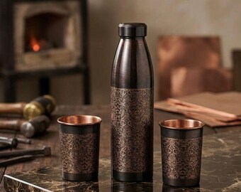 Juego de botellas de agua de cobre con 2 vasos, recipientes de cobre macizo grabados a mano, set de regalo para el bienestar, hidratación sostenible, accesorios de yoga.