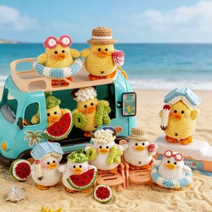 Peut inclure: Une collection de canards crochetés faits à la main sur une plage. Les canards jaunes et blancs portent des chapeaux et des lunettes de soleil, et tiennent des tranches de pastèque et des cornets de glace. Un van jouet bleu est en arrière-plan.