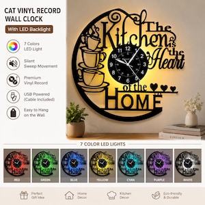 Può includere: Orologio da parete in vinile nero con retroilluminazione a LED. L'orologio presenta il testo "The Kitchen is the Heart of the Home" e un design con tazze da caffè. Ha un movimento silenzioso e alimentazione USB.