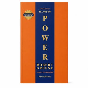 Pu&ograve; includere: Un libro con copertina rigida intitolato The Concise 48 Laws of Power di Robert Greene. La copertina presenta uno sfondo arancione brillante con una striscia verticale blu scuro al centro. Il titolo &egrave; stampato in oro e un sigillo dorato riporta International Bestseller.