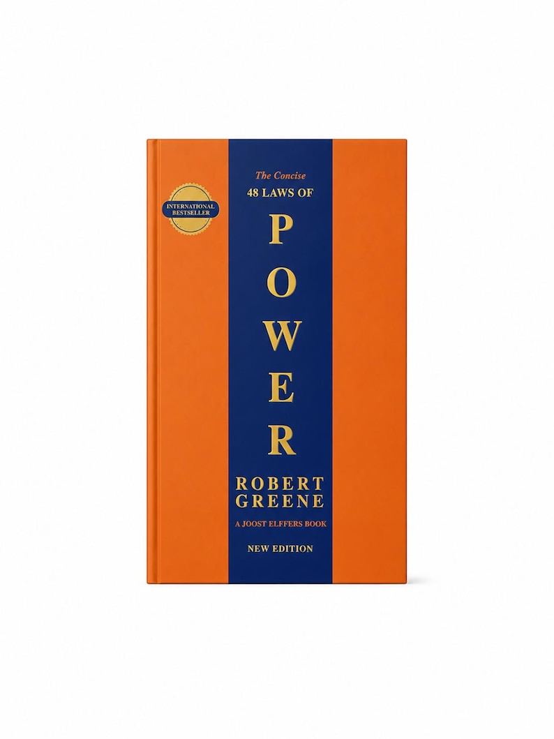 Pu&ograve; includere: Un libro con copertina rigida intitolato The Concise 48 Laws of Power di Robert Greene. La copertina presenta uno sfondo arancione brillante con una striscia verticale blu scuro al centro. Il titolo &egrave; stampato in oro e un sigillo dorato riporta International Bestseller.