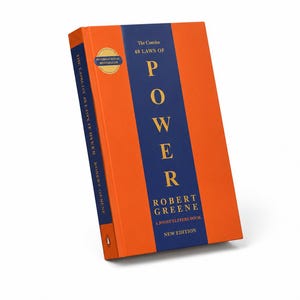 Pu&ograve; includere: Il libro The Concise 48 Laws of Power di Robert Greene presenta una copertina arancione brillante con una striscia verticale blu scuro al centro. Il titolo &egrave; stampato in lettere dorate e sulla copertina &egrave; visibile un sigillo dorato International Bestseller.