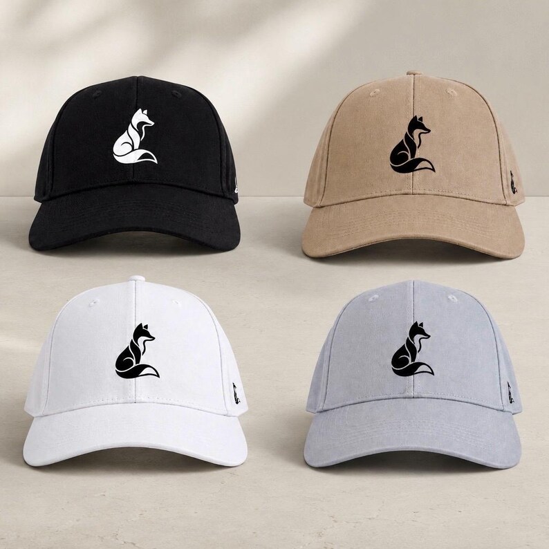 Pode incluir: Quatro bon&eacute;s de beisebol em preto, bege, branco e cinza. Cada bon&eacute; apresenta uma silhueta de raposa preta. Os bon&eacute;s t&ecirc;m uma aba curva e um pequeno logotipo na lateral, adequados para uso casual.