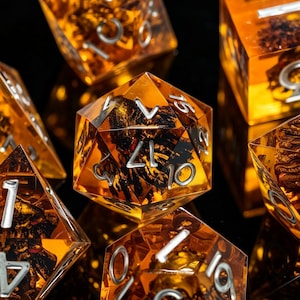 Amber Resin Sharp Edge Dice Set, Monster Head Inlay Dice, Polyhedral DND Dice for TTRPG Tabletop Game Gift