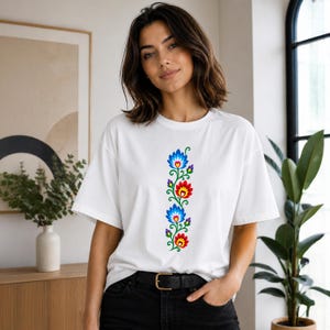 Poolse volksbloemen T-shirt | Lowicz bloemenshirt | Slavisch erfgoed T-shirt | Kleurrijk volkskunstcadeau | Unisex grafisch T-shirt met Poolse trots