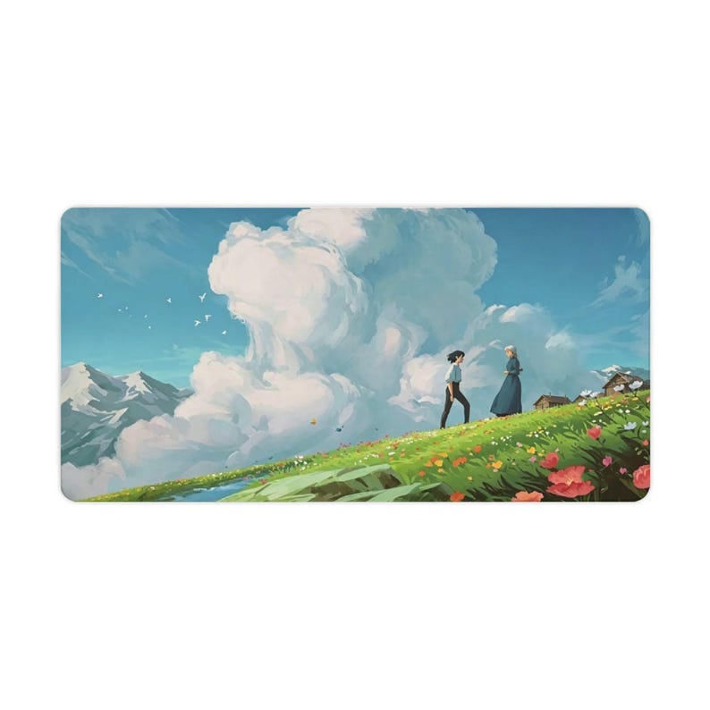 K&ouml;nnte beinhalten: Rechteckiges Mauspad mit einer malerischen Illustration. Das Kunstwerk zeigt zwei Figuren, die auf einem grasbewachsenen H&uuml;gel mit Wildblumen gehen, unter einem hellblauen Himmel mit flauschigen wei&szlig;en Wolken und Bergen im Hintergrund.