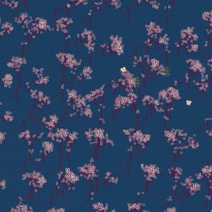 Könnte beinhalten: Ein nahtloses Muster mit einem marineblauen Hintergrund und einem zarten Blumendesign. Das Muster enthält Zweige mit Clustern kleiner, rosa Blüten und ein paar kleinen Schmetterlingen. Das Design wiederholt sich über die Oberfläche.
