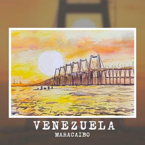 Puede incluir: Una pintura en acuarela del puente General Rafael Urdaneta en Maracaibo, Venezuela, con un atardecer amarillo y naranja sobre el agua. El texto VENEZUELA MARACAIBO está impreso en blanco debajo de la obra de arte rectangular.