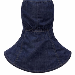 Pu&ograve; includere: Un cappello da sole in denim blu scuro con una tesa larga e un design a forma di cappuccio. Il cappello presenta una corona aderente e una tesa svasata, con dettagli di cucitura visibili. Il tessuto denim sembra essere di peso medio.