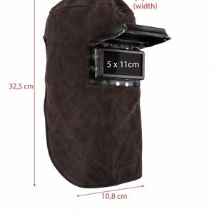 Może przedstawiać: Brązowa maska spawalnicza z podnoszonym wizjerem. Kask ma 32,5 cm wysokości i 10,8 cm szerokości. Wizjer wyświetla wymiary 5 x 11 cm. Widoczny jest r&oacute;wnież tekst "Baş &Ccedil;evresi: 60 cm (width)".