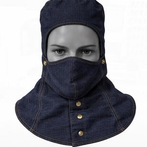 Pu&ograve; includere: Un passamontagna in denim blu scuro con una maschera facciale e un colletto integrati. Il passamontagna ha bottoni color oro e cuciture a vista. Il copricapo &egrave; progettato per proteggere il viso e il collo.