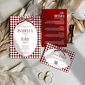 Op de afbeelding: Bruiloft uitnodigingsset met een rood-wit geblokt patroon. De hoofduitnodiging toont de namen "Isabella" en "Toby". Een RSVP-kaart en een detailkaart zijn ook inbegrepen, samen met een zegel en een decoratieve stempel.