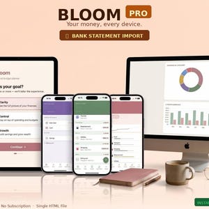 Op de afbeelding: De financiële planningsapp Bloom Pro wordt getoond op een tablet, drie smartphones en een desktopcomputer. De interface toont budgettracking en financiële doelen. De afbeelding bevat een koffiekopje, een bril en een notitieboek.