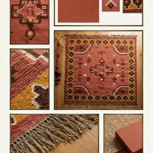 Pu&ograve; includere: Una collezione di immagini che mostrano un tappeto color terracotta con un design geometrico. Il tappeto presenta un motivo centrale con forme a diamante e rettangolari in tonalit&agrave; marroni, gialle e bianche. Primi piani dettagliati evidenziano la trama e le frange.
