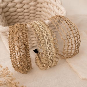 Fascia per capelli in rafia intrecciata, cerchietto in paglia naturale, accessorio ampio in stile boho.
