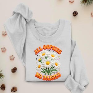 Camiseta "All Oops No Daisies" PNG – Divertido diseño de camiseta con estampado floral de margaritas, linda camiseta retro con estética floral para mujer.