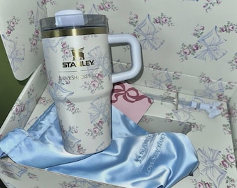 Vaso térmico navideño STANLEY x LoveShackFancy Rosa Beaux Blue de 20 oz