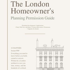 Può includere: Copertina di un libro beige con il titolo "The London Homeowner's Planning Permission Guide". Il testo è marrone scuro e include un'illustrazione architettonica. La guida tratta di permessi di costruzione, domande, ecc. Scritto da un architetto londinese.