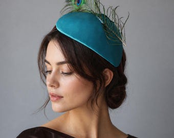 Türkiser Fascinator Kopfschmuck mit Pfauenfeder, Duchess Satin Ascot Hut