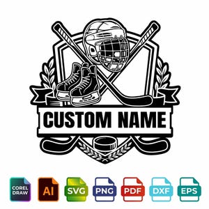 Könnte beinhalten: Ein schwarz-weißes Grafikdesign mit einem Eishockeyhelm, einem Paar Schlittschuhen und zwei gekreuzten Hockeyschlägern hinter einem Wappen. Ein Banner in der Mitte enthält den Text CUSTOM NAME, darunter befindet sich ein Eishockey-Puck.