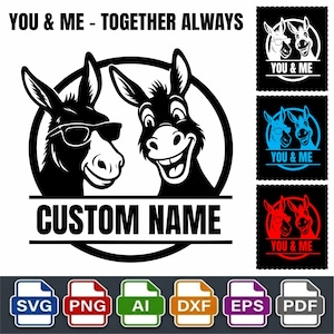 Può includere: Un design grafico in bianco e nero raffigurante due asini all'interno di una cornice circolare. L'asino a sinistra indossa occhiali da sole, mentre quello a destra sorride. Sotto il cerchio, il testo recita CUSTOM NAME, e sopra, YOU & ME - TOGETHER ALWAYS.
