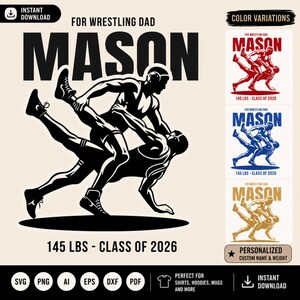 Op de afbeelding: Zwart-wit grafisch ontwerp met worstelthema. De tekst luidt "FOR WRESTLING DAD" boven "MASON" en "145 LBS - CLASS OF 2026". Kleurvariaties worden getoond in rood, blauw en goud. Het gewicht is ongeveer 65,77 kg.