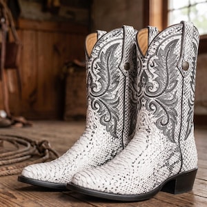 Botas vaqueras de piel texturizada con diseño occidental elegante y elegante bordado.