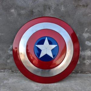 Replica dello scudo di Capitan America / Scudo in metallo da supereroe per decorazione murale / Scudo per cosplay / Oggetto da collezione ispirato agli Avengers