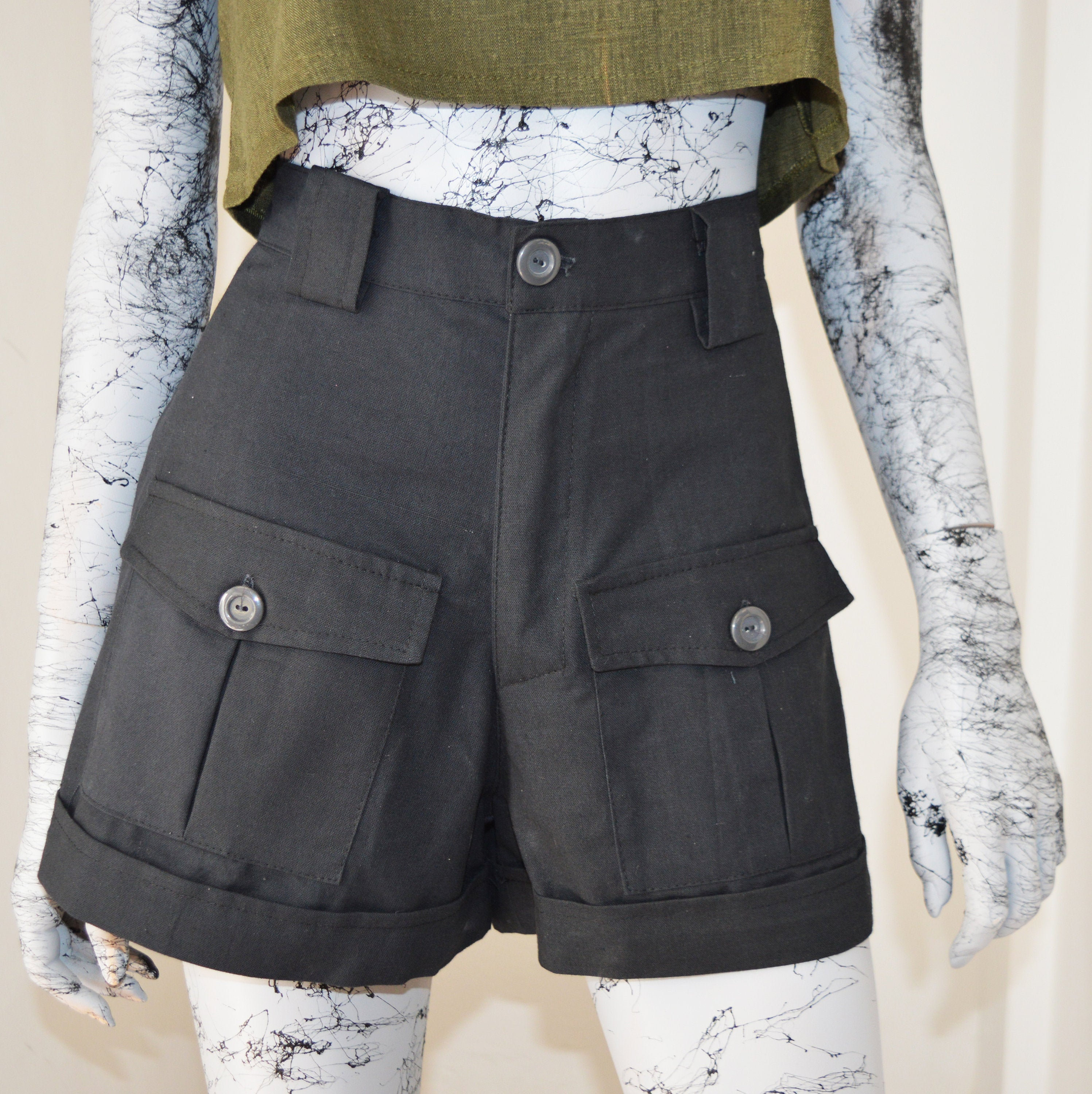 High waisted shorts shop with pockets hanging out
