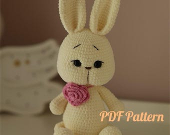 Modèle de lapin amigurumi au crochet – Tutoriel PDF : Lapin aux oreilles tombantes (Collier de roses inclus)