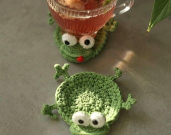 Modèle de housse de tasse grenouille au crochet — Tutoriel pour sous-verre amigurumi — Cadeau cottagecore pour les amoureux des grenouilles (PDF)