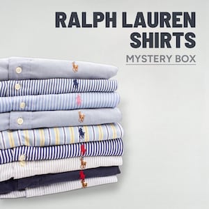 Può includere: Una pila di camicie Ralph Lauren piegate in vari colori e fantasie, tra cui righe e tinta unita. Ogni camicia presenta l'iconico logo del giocatore di polo in diversi colori. Il testo "RALPH LAUREN SHIRTS MYSTERY BOX" è visualizzato in alto.