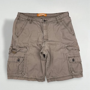 Op de afbeelding: Kaki cargoshorts met meerdere zakken en een knoopsluiting. De shorts hebben een relaxte pasvorm en zijn gemaakt van een duurzame stof. De merknaam "Lee Dungarees" is zichtbaar op de tailleband.
