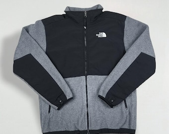 Chaqueta polar vintage The North Face Denali gris/negra/años 2000 para actividades al aire libre.