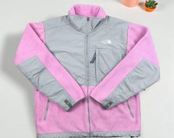 Chaqueta polar vintage The North Face Denali rosa/gris/principios de la década de 2000. Ropa de exterior para actividades al aire libre.