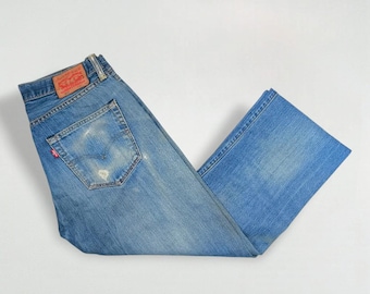 Jeans Levi’s 501 XX vintage, talla W32, con parche de cuero desgastado, artículo raro.